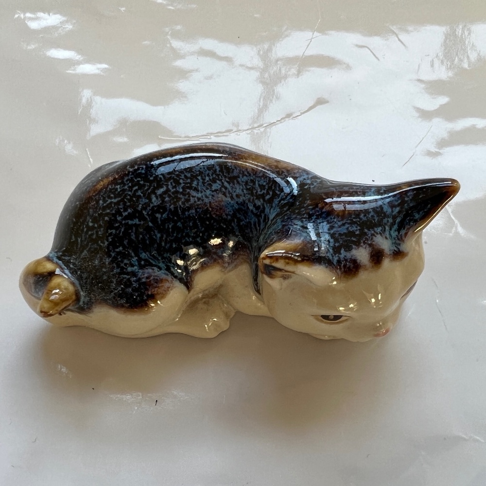 Vintage Cat Ceramic Figurine Laying Down Yellow Eyes Blue Brown Cream Name on - Picture 3 of 7